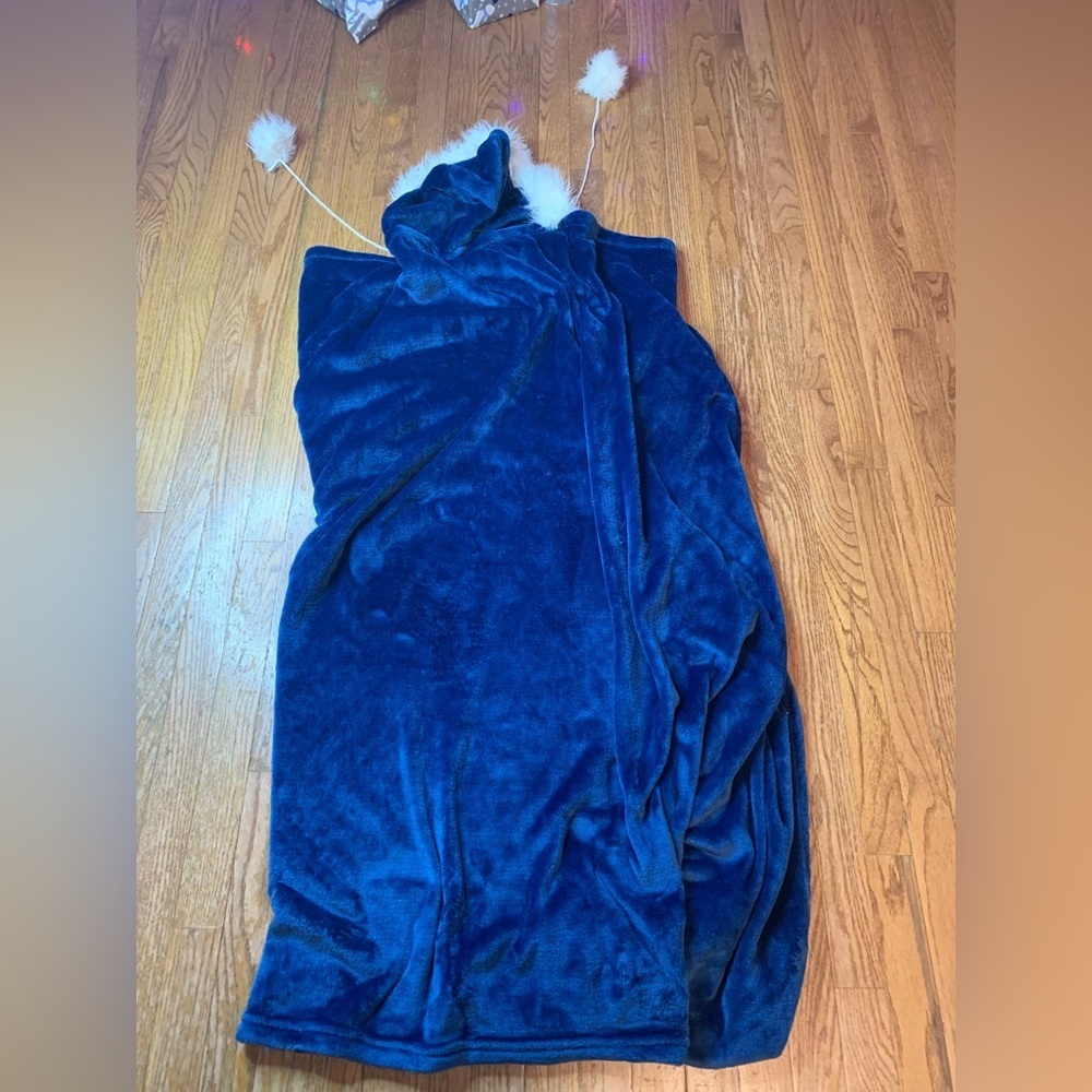 Safdie & Co. Cozy Blue Oversize Hooded Throw Blanket with Pompoms L-48” W-86” - Picture 2 of 4